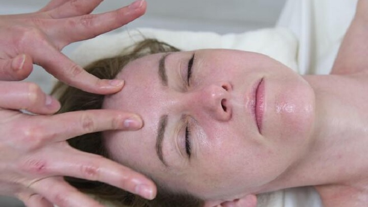 ماساژ صورت برای جوانسازی