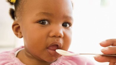 از چند ماهگی به نوزاد آلو بدهیم؟