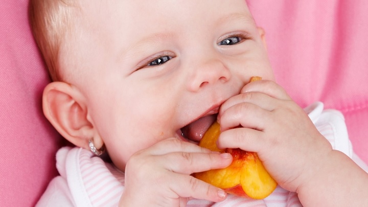 از چند ماهگی به نوزاد هلو بدهیم؟ از چند ماهگی به نوزاد هلو بدهیم؟