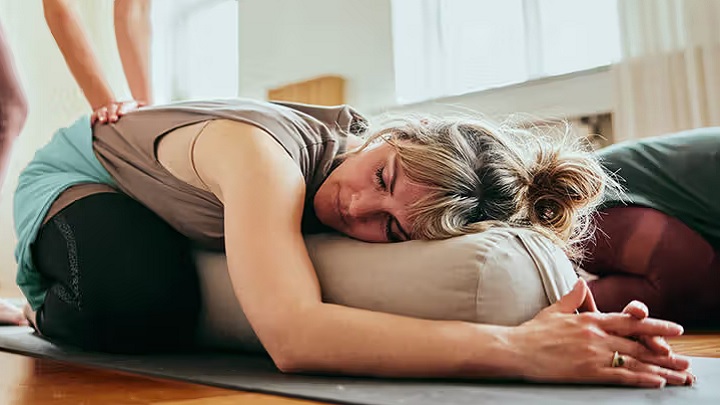 از ماساژ درمانی کمک بگیرید برای درد پریود شکمی