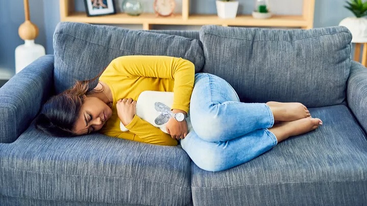 یک کیسه آب گرم روی شکم قرار دهید
