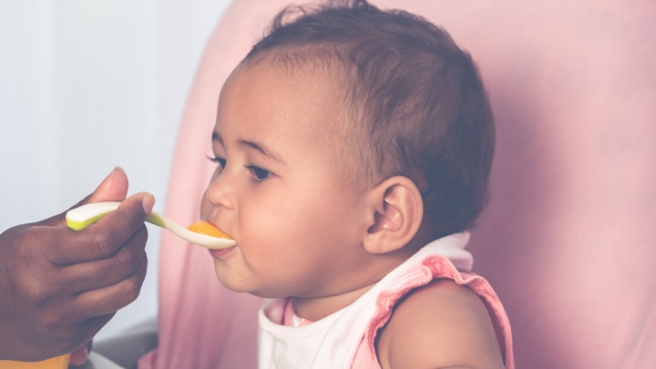 از چند ماهگی به نوزاد انبه بدهیم؟