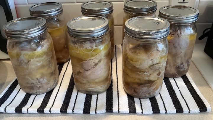 آماده سازی پیاز و سیر برای مرغ و برنج شیشه ای آماده سازی پیاز و سیر برای مرغ و برنج شیشه ای