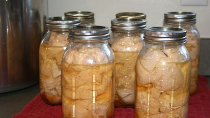 پخت غذا برنج و ران مرغ در شیشه در فر پخت غذا برنج و ران مرغ در شیشه در فر