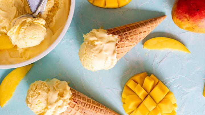 تزیین و سرو بستنی انبه تزیین و سرو بستنی انبه