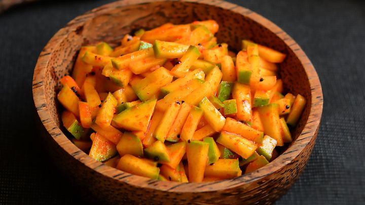 رسپی یک ترشی خوشمزه و مخصوص با هویج و انبه