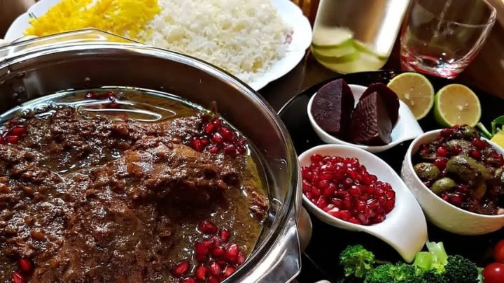 مراحل تهیه خورش سبزی فسنجان مراحل تهیه خورش سبزی فسنجان