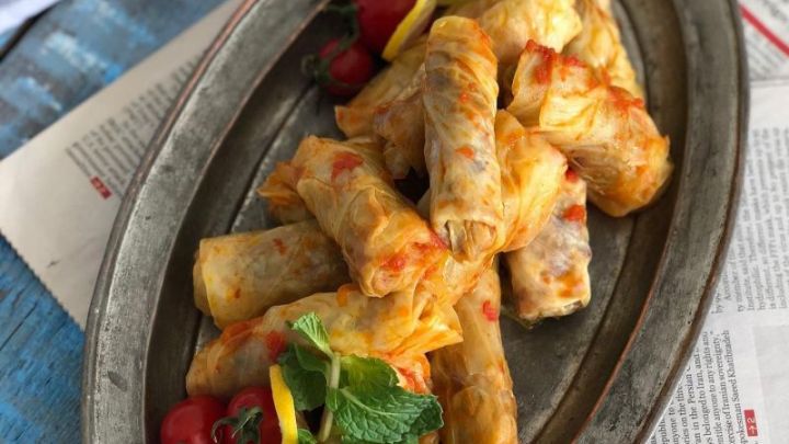 مراحل تهیه دلمه کلم با مرغ