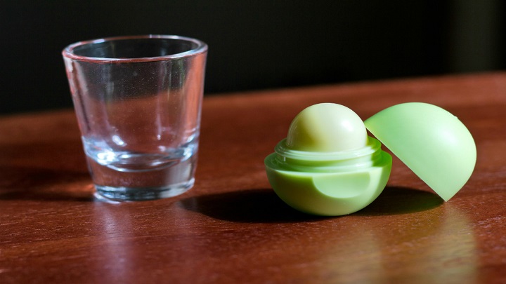 برجسته کردن لب با لیوان برجسته کردن لب با لیوان