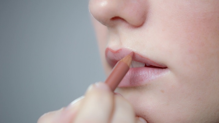 حجم دادن به لبها با تکنیکهای آرایشی حجم دادن به لبها با تکنیکهای آرایشی