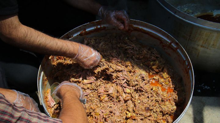 مراحل تهیه چلو گوشت هویج تبریزی نذری برای ۱۰۰ نفر