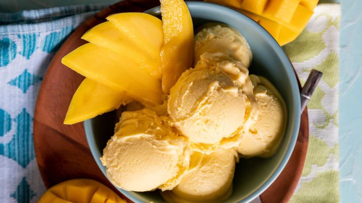 آماده سازی انبه و پرتقال برای بستنی آماده سازی انبه و پرتقال برای بستنی