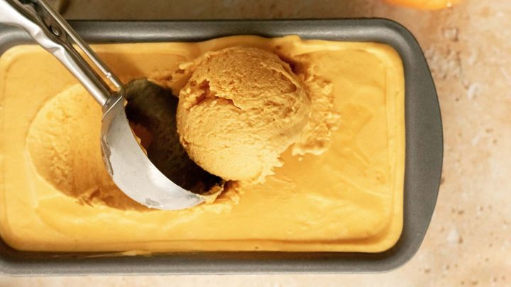 تزیین و سرو بستنی انبه و پرتقال تزیین و سرو بستنی انبه و پرتقال