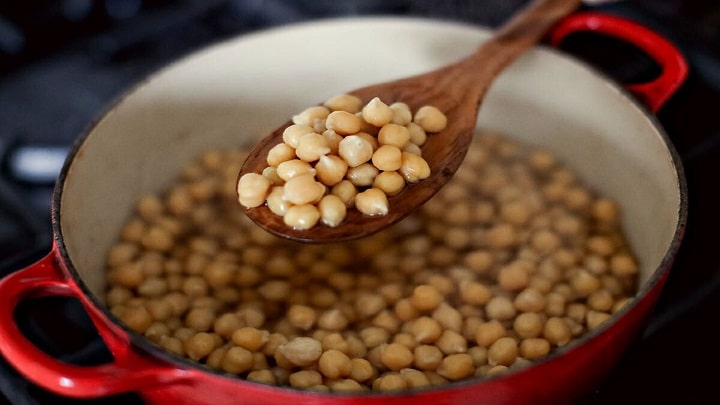 اضافه کردن جوش شیرین به حبوبات در حال پخت