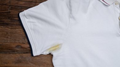 12 روش خانگی رفع لکه مام و سفیدک آن از روی لباس سفید و مشکی