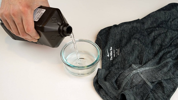 برای رفع مام روی لباس از آب اکسیژنه کمک بگیرید