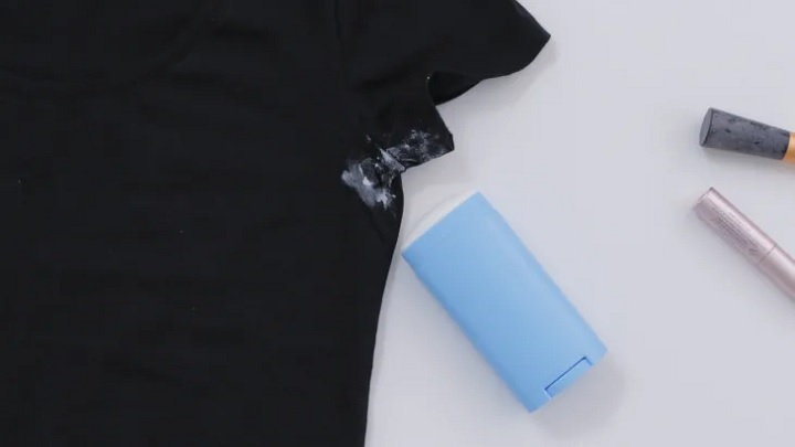 از جوراب نایلونی استفاده کنید برای رفع لکه مام و سفیدک زیر لباس