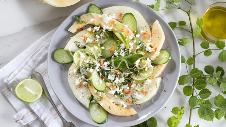 مراحل تهیه سالاد با خربزه، پنیر فتا و خیار