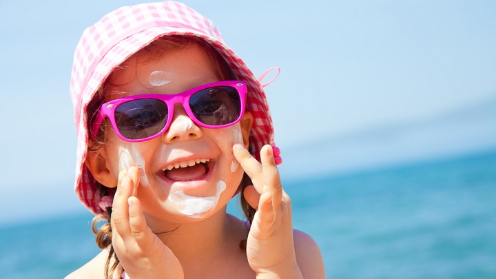 از کرم ضد آفتاب استفاده کنید برای کودکان و نوزادان در تابستان از کرم ضد آفتاب استفاده کنید برای کودکان و نوزادان در تابستان
