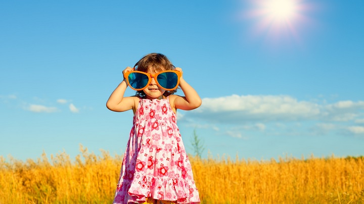 از لباس خنک و نخی برای کودک استفاده کنید از لباس خنک و نخی برای کودک استفاده کنید