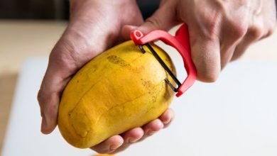 2 روش بسیار ساده و کاربردی برای پوست کندن انبه: راهنمای گام به گام