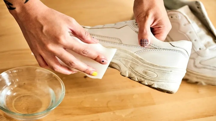 استفاده از ترکیب پودر لباس‌شویی و جوش شیرین برای تمیز کردن کفش سفید