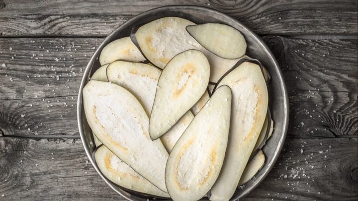 چرا بادمجان روغن زیادی جذب میکند؟ چرا بادمجان روغن زیادی جذب میکند؟