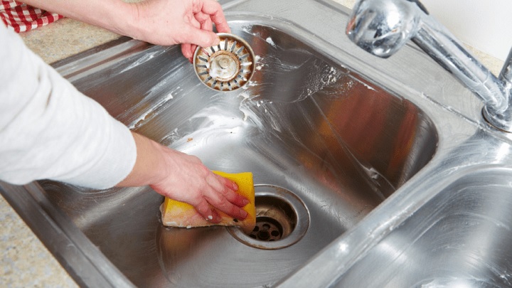 تمیز کردن سینک با نمک