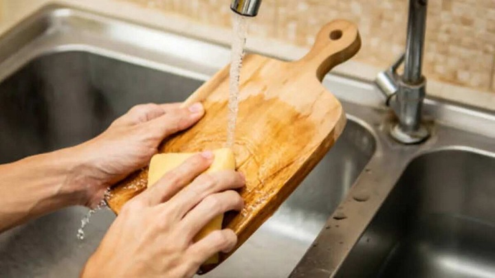 تمیز کردن تخته گوشت با استفاده از نمک