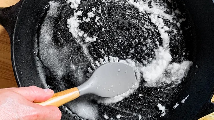 پاک کردن لکه از ظروف با نمک