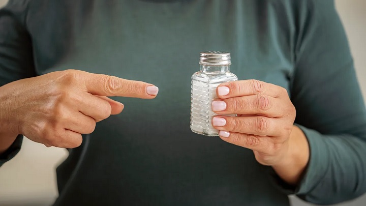 تمیز کردن ظروف مسی با نمک