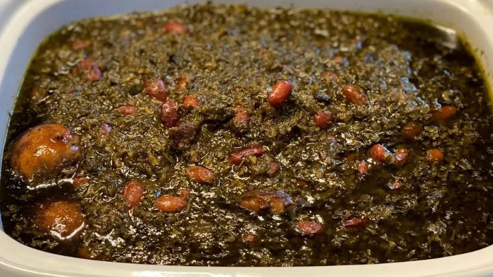 مراحل تهیه قورمه سبزی با غوره