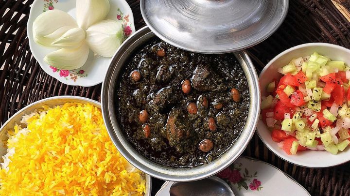 نکات و فوت و فن‌های تهیه قورمه سبزی با غوره