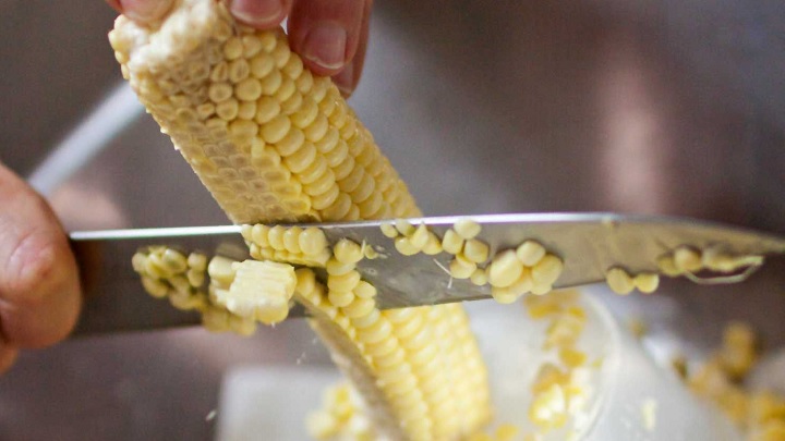 روش دانه کردن ذرت خام و پخته با چاقو