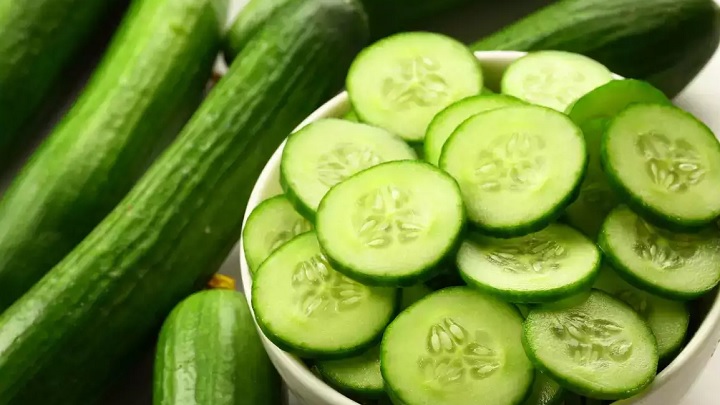 خیار میل کنید برای کنترل دمای بدن خیار میل کنید برای کنترل دمای بدن