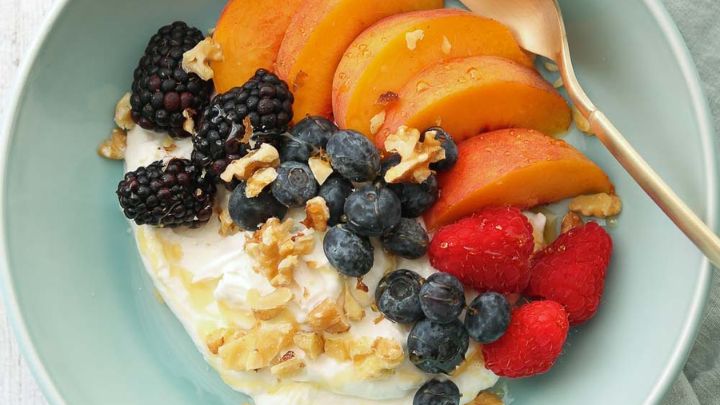 صبحانه خوشمزه برای تابستان با ماست یونانی صبحانه خوشمزه برای تابستان با ماست یونانی