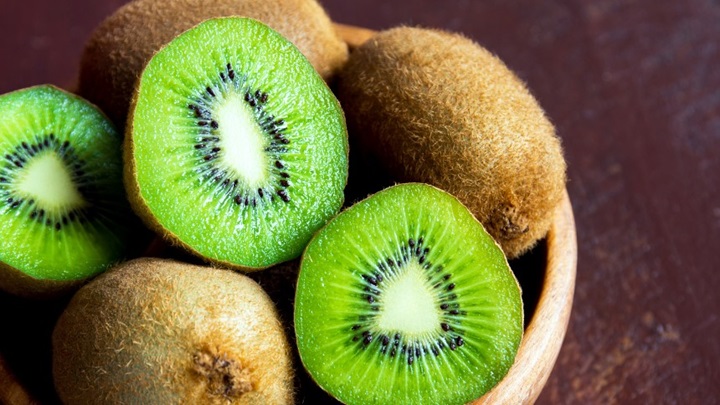 خوردن کیوی برای درمان گرمازدگی خوردن کیوی برای درمان گرمازدگی