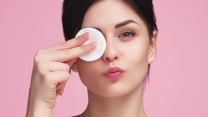 برای محافظت از پوست در برابر الودگی هوا، قبل از خواب صورت خود را در دو مرحله پاکسازی کنید برای محافظت از پوست در برابر الودگی هوا، قبل از خواب صورت خود را در دو مرحله پاکسازی کنید