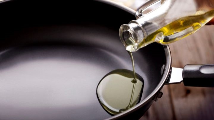 کدام روغن برای سرخ کردن مناسب است؟ جامد یا مایع؟