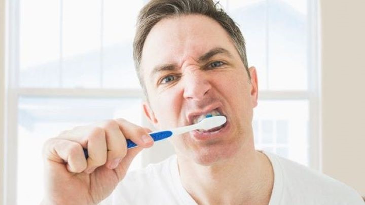 اشتباه رایج در مسواک زدن: خیلی محکم مسواک می‌زنید