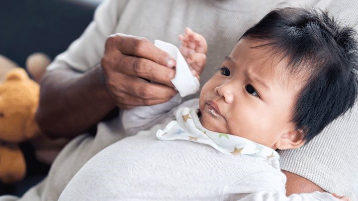 اقدامات فوری در صورت ادامه‌ استفراغ کودکان و نوزادان