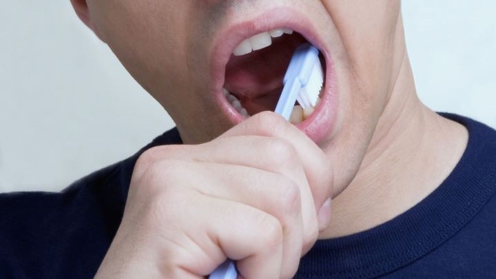 اشتباهات رایج در مسواک زدن