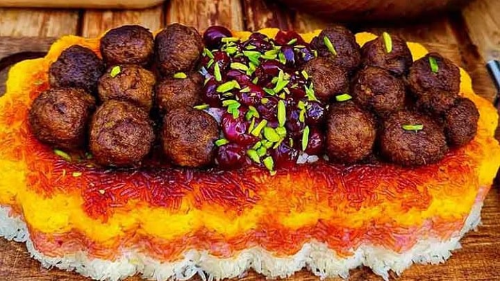 مراحل تهیه گیلاس پلو با گوشت چرخ کرده مراحل تهیه گیلاس پلو با گوشت چرخ کرده