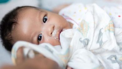 همه آنچه که باید درباره درمان استفراغ نوزاد و کودک بدانید!