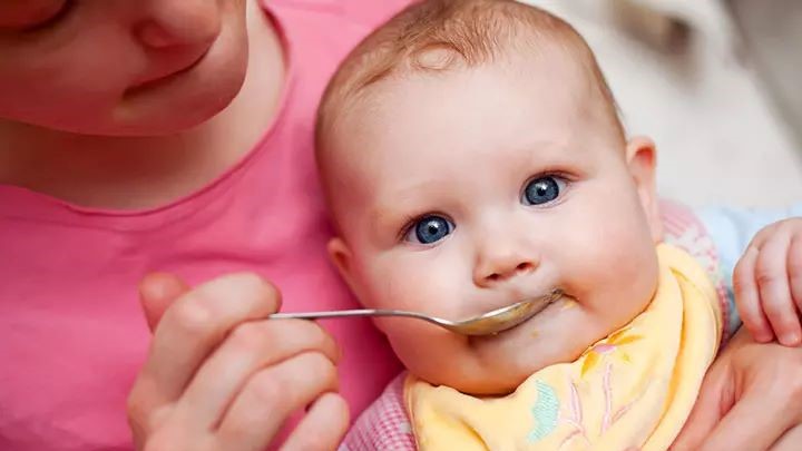 تغذیه کودکان بالای ۴ ماه پس از استفراغ