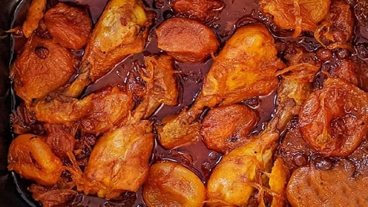 مراحل تهیه خورش آلو بخارا با مرغ برای ناهار مراحل تهیه خورش آلو بخارا با مرغ برای ناهار
