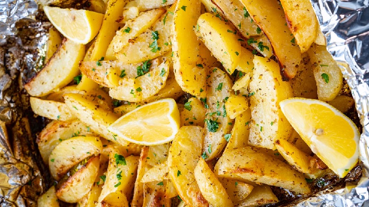 غذای خوشمزه برای شام با سیب زمینی و لیمو