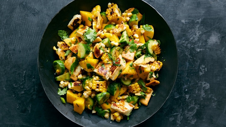 طرز تهیه سالاد انبه و ذرت با مرغ