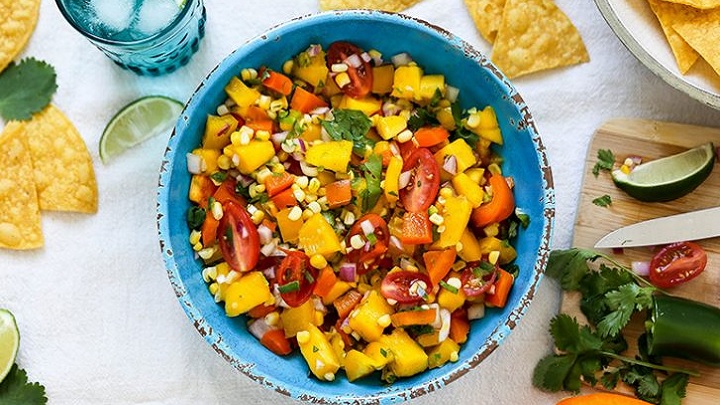 مراحل تهیه سالاد انبه و ذرت