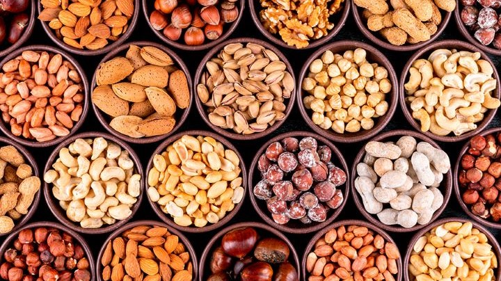 غذایی که پس از ۳۰ سالگی باید به رژیم روزانه‌تان اضافه کنید: آجیل و دانه‌ها